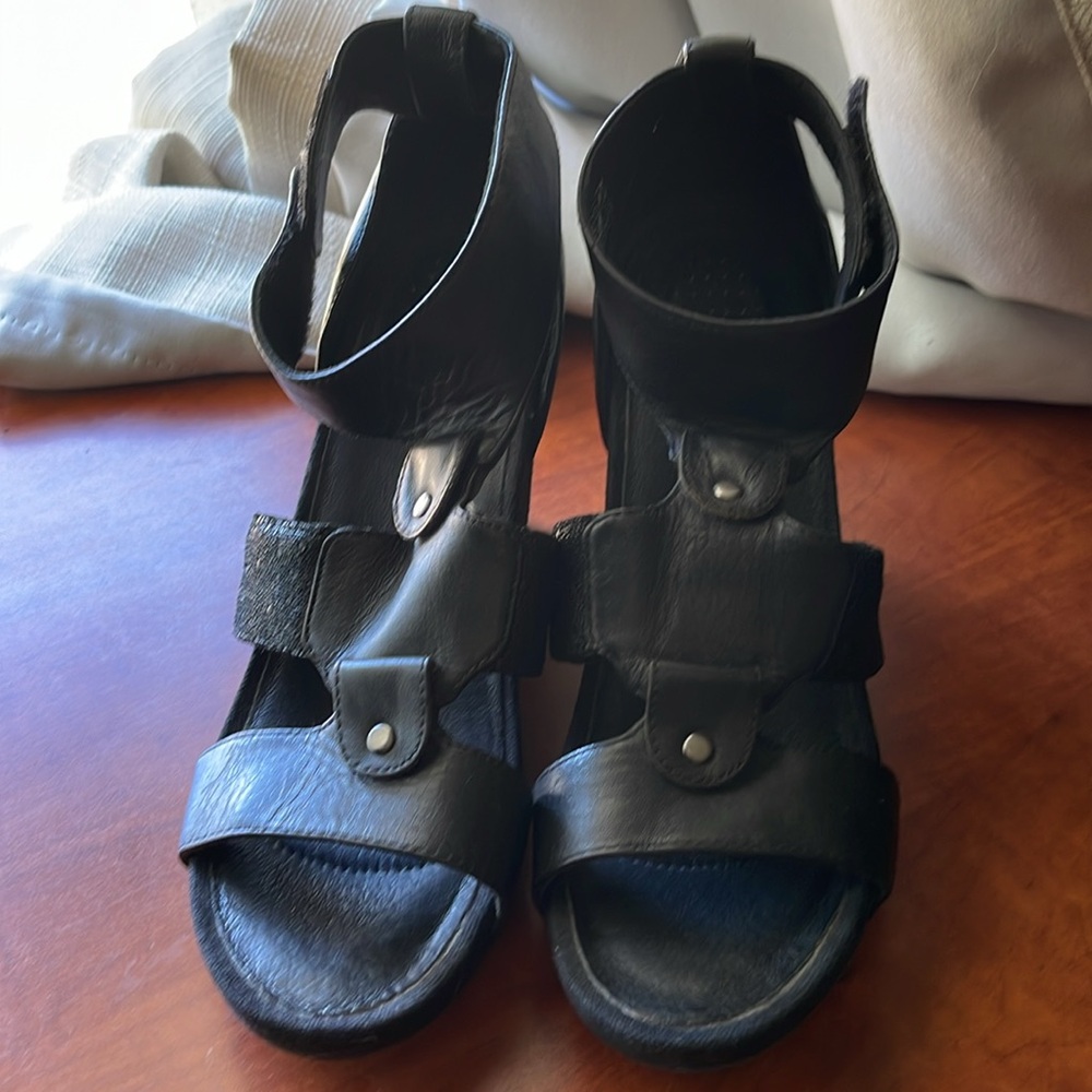 Tsubo Neelie Wedge Sandals - Picture 3 of 8